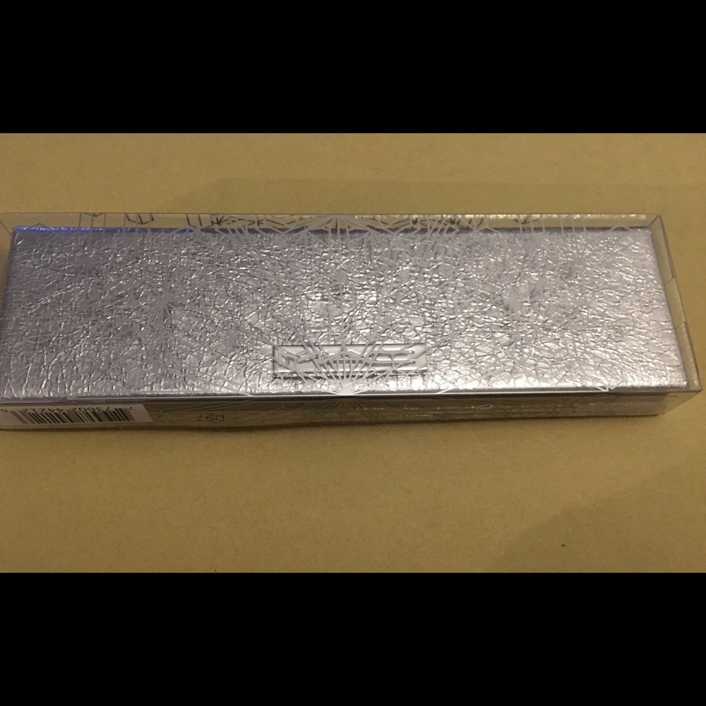 M.A.C snowball eye compact